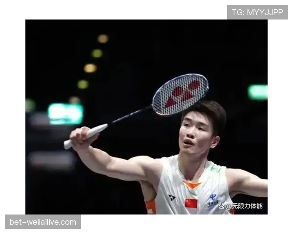 李诗沣训练完直接拎包去秀场,这松弛感谁懂啊 李诗沣训练完直接拎包去秀场,这松弛感谁懂啊